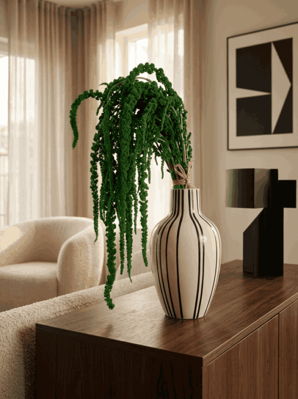 keep-the-uploaded-vase-completely-identi_Ir_IpRkjVhaV_M10NLP3NA_SusuziYBS3ySp-tYit2S7Q_cover Стабілізований амарант зі звисаючими суцвіттями